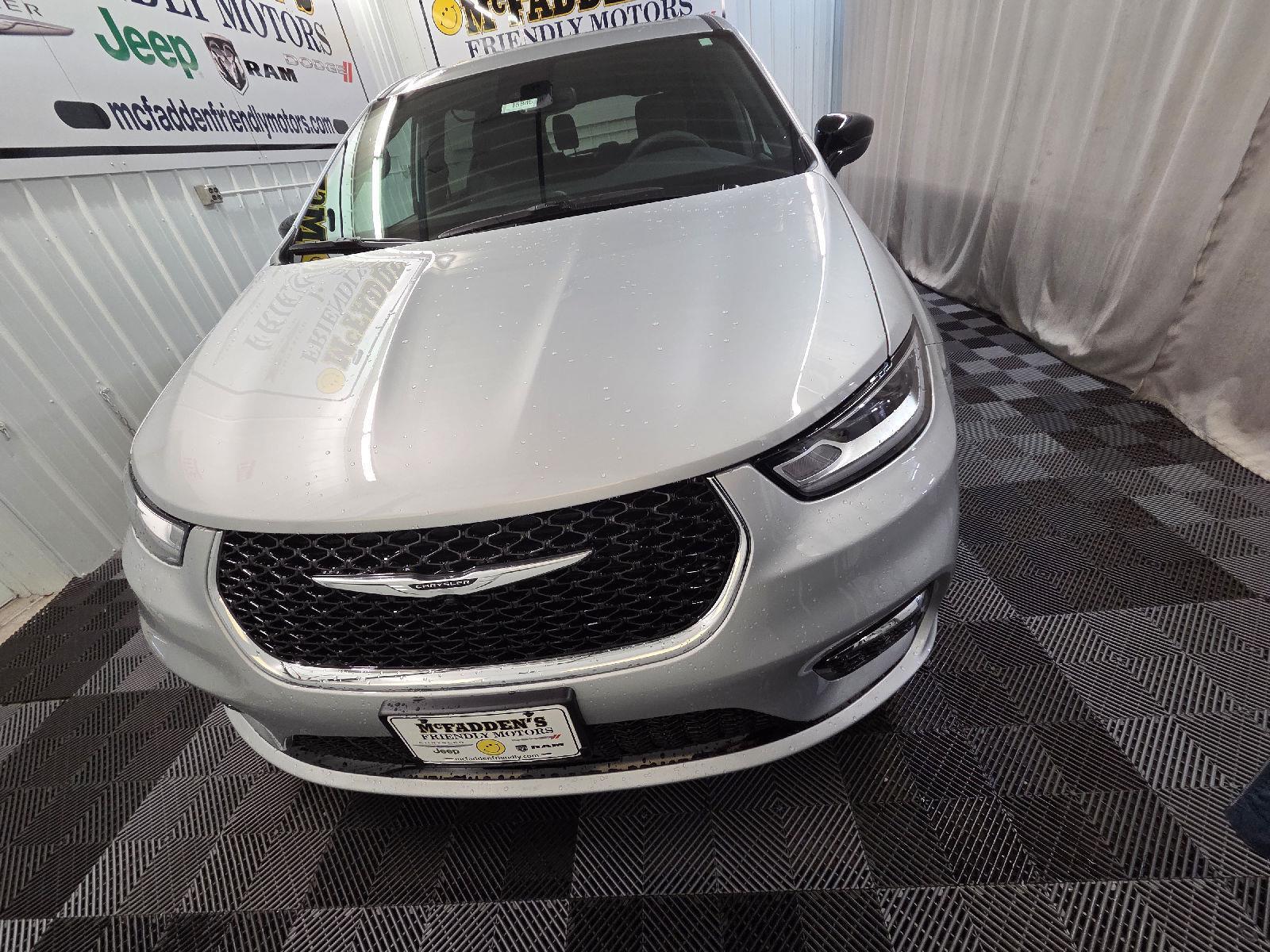 2026 Chrysler Pacifica photo 8