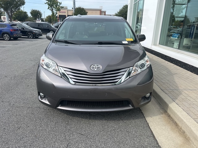 2016 Toyota Sienna XLE photo 2