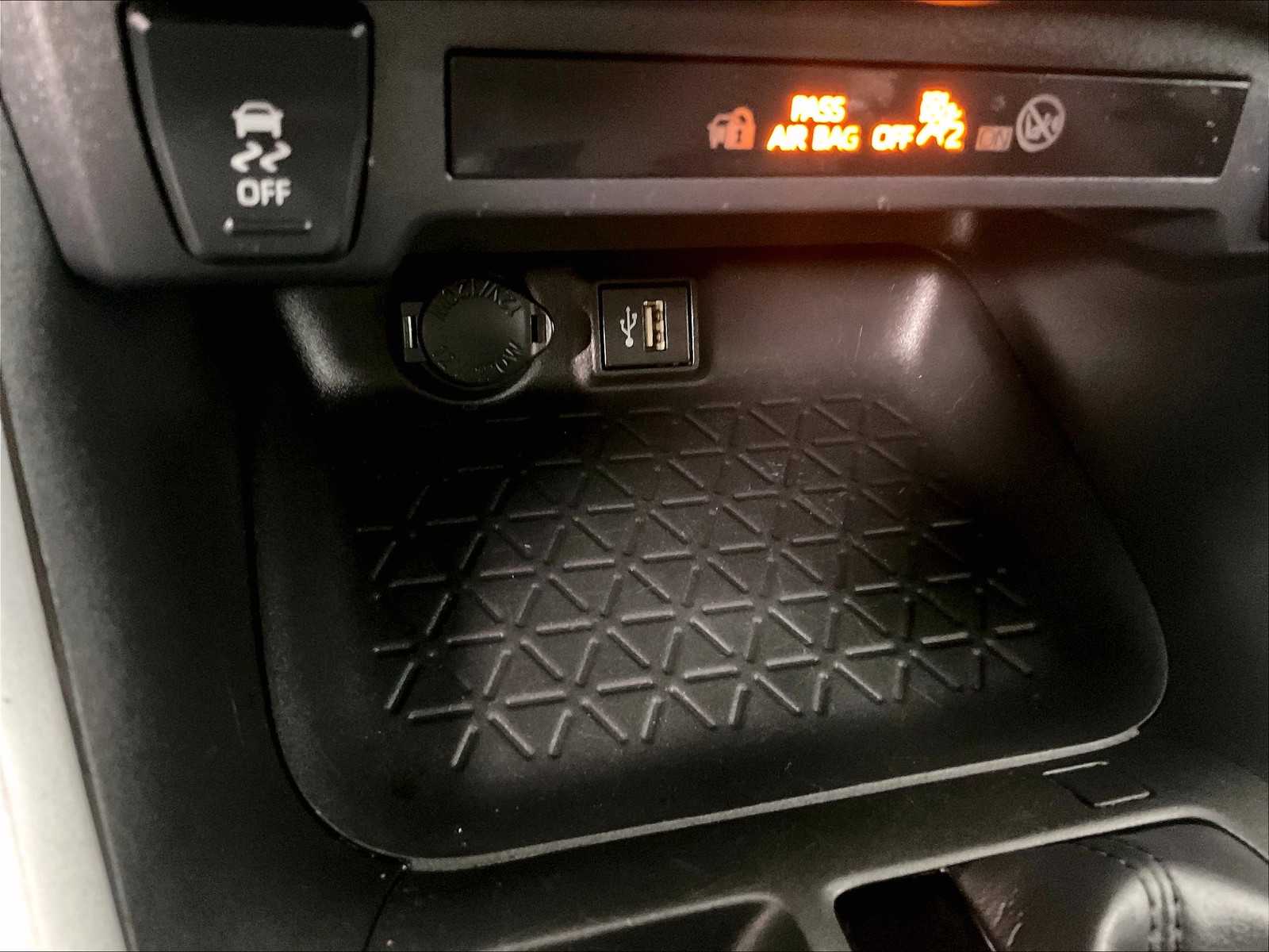 2023 Toyota RAV4 XLE photo 26