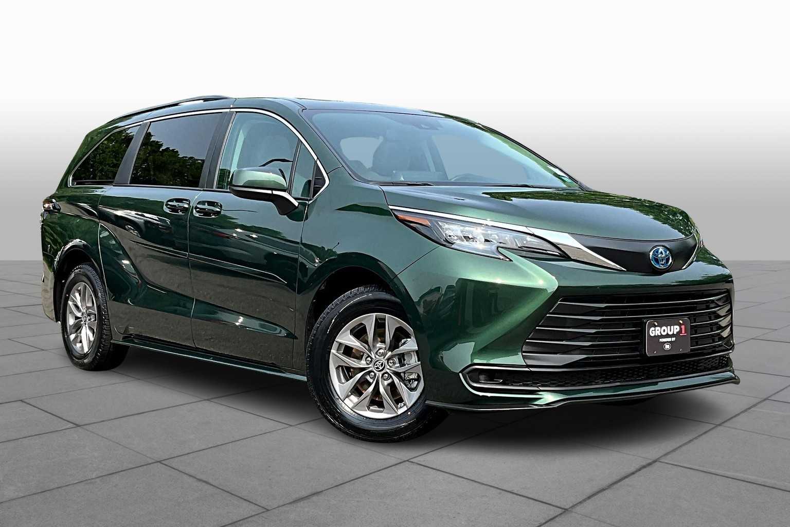 2024 Toyota Sienna LE photo 2