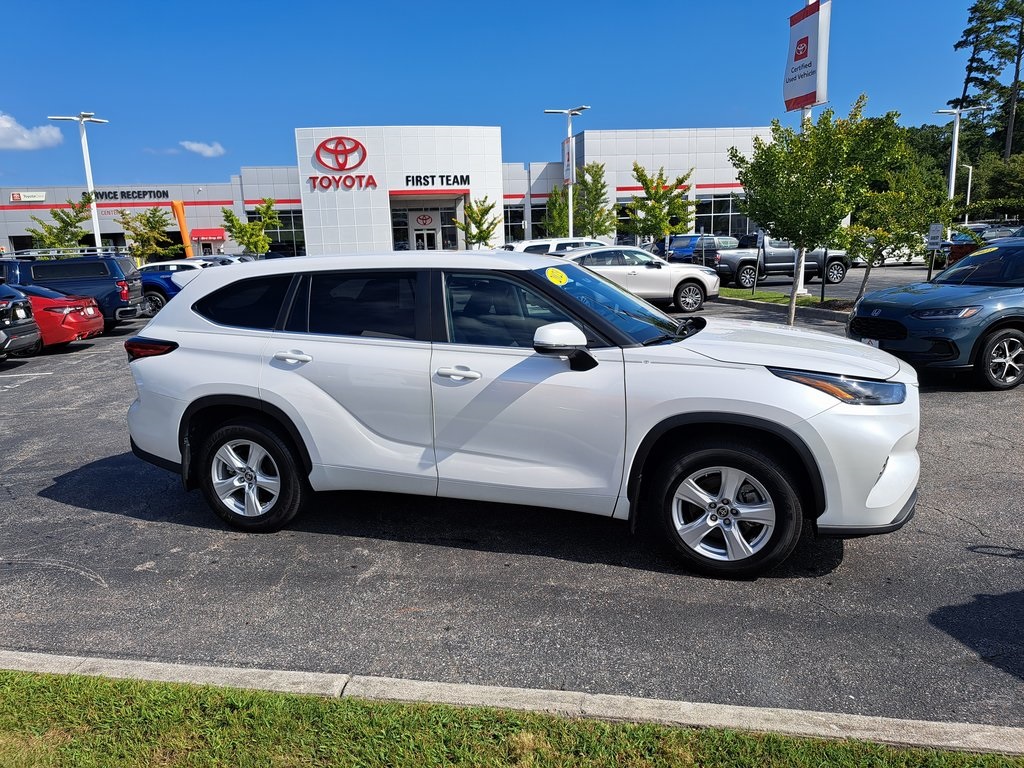 2023 Toyota Highlander LE photo 6