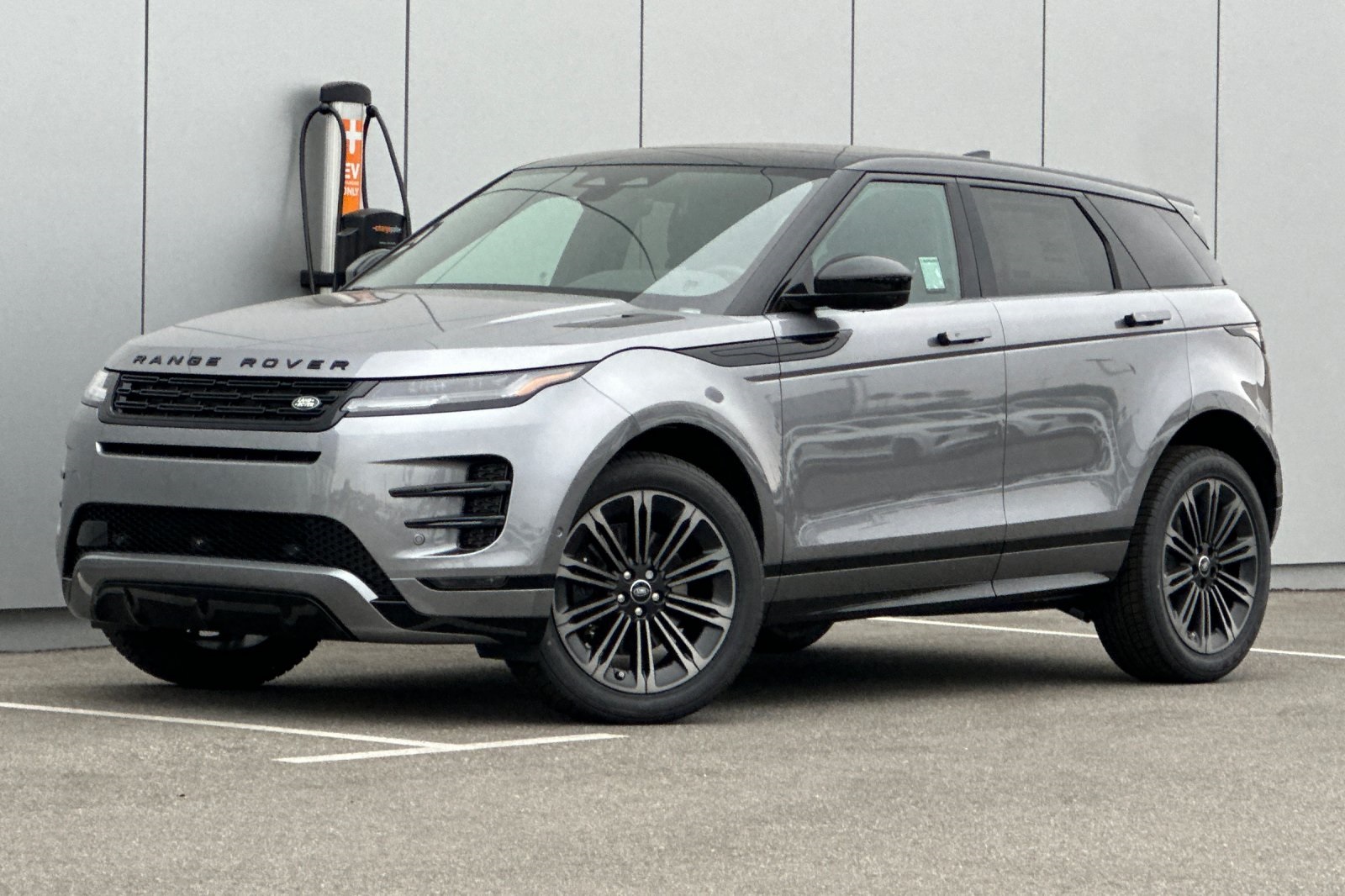 2026 Land Rover Range Rover Evoque Dynamic SE photo 2