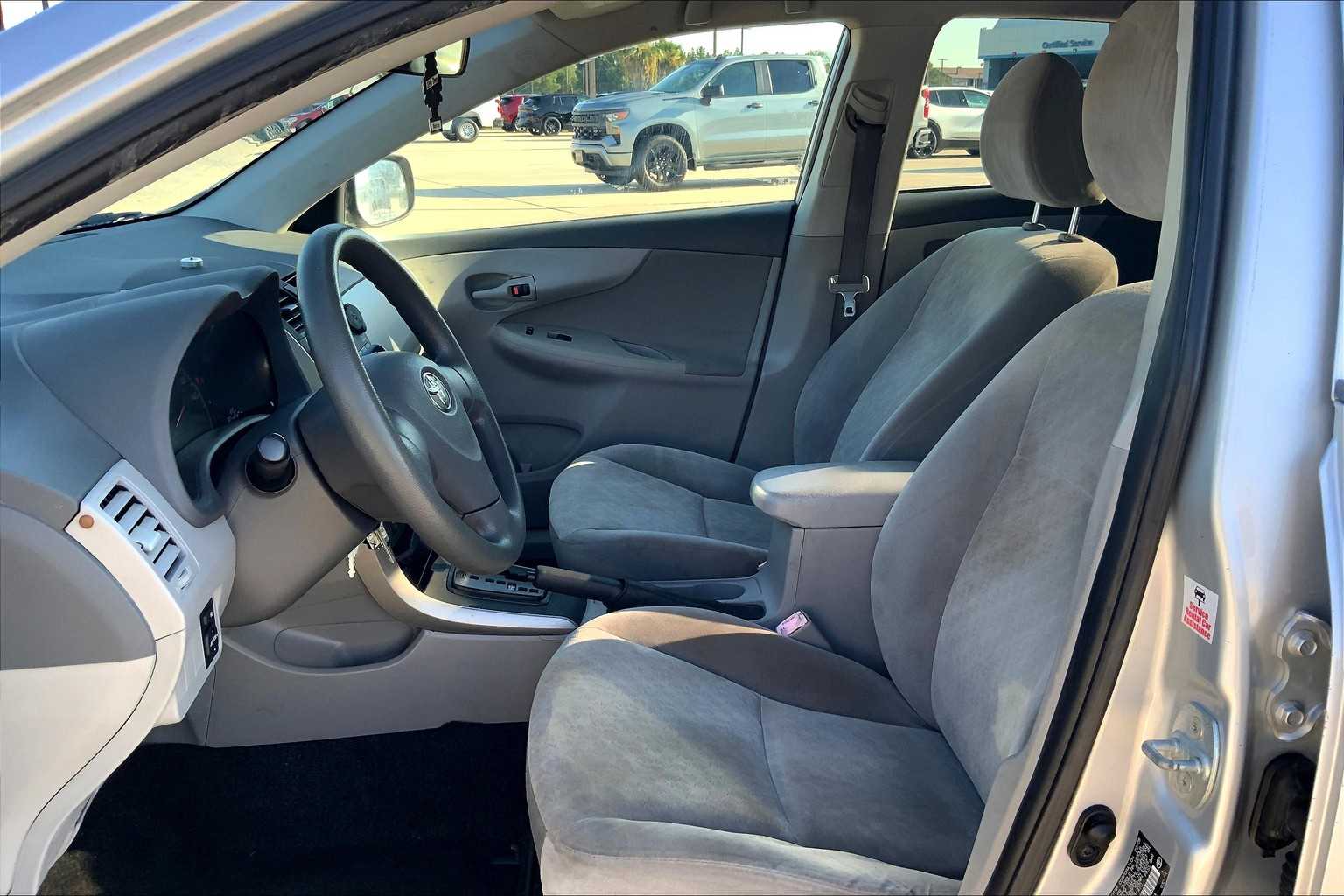 2009 Toyota RAV4 LE photo 7