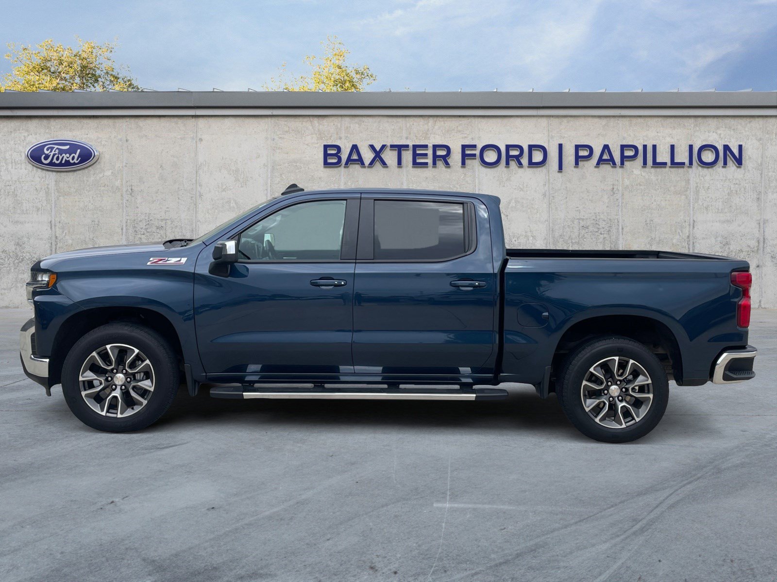 2019 Chevrolet Silverado 1500 LT photo 2