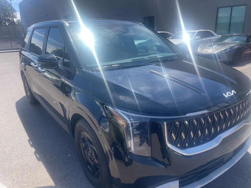 2025 Kia Carnival LXS photo 3