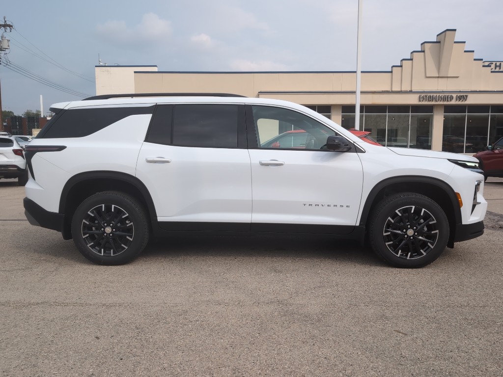 2026 Chevrolet Traverse photo 2