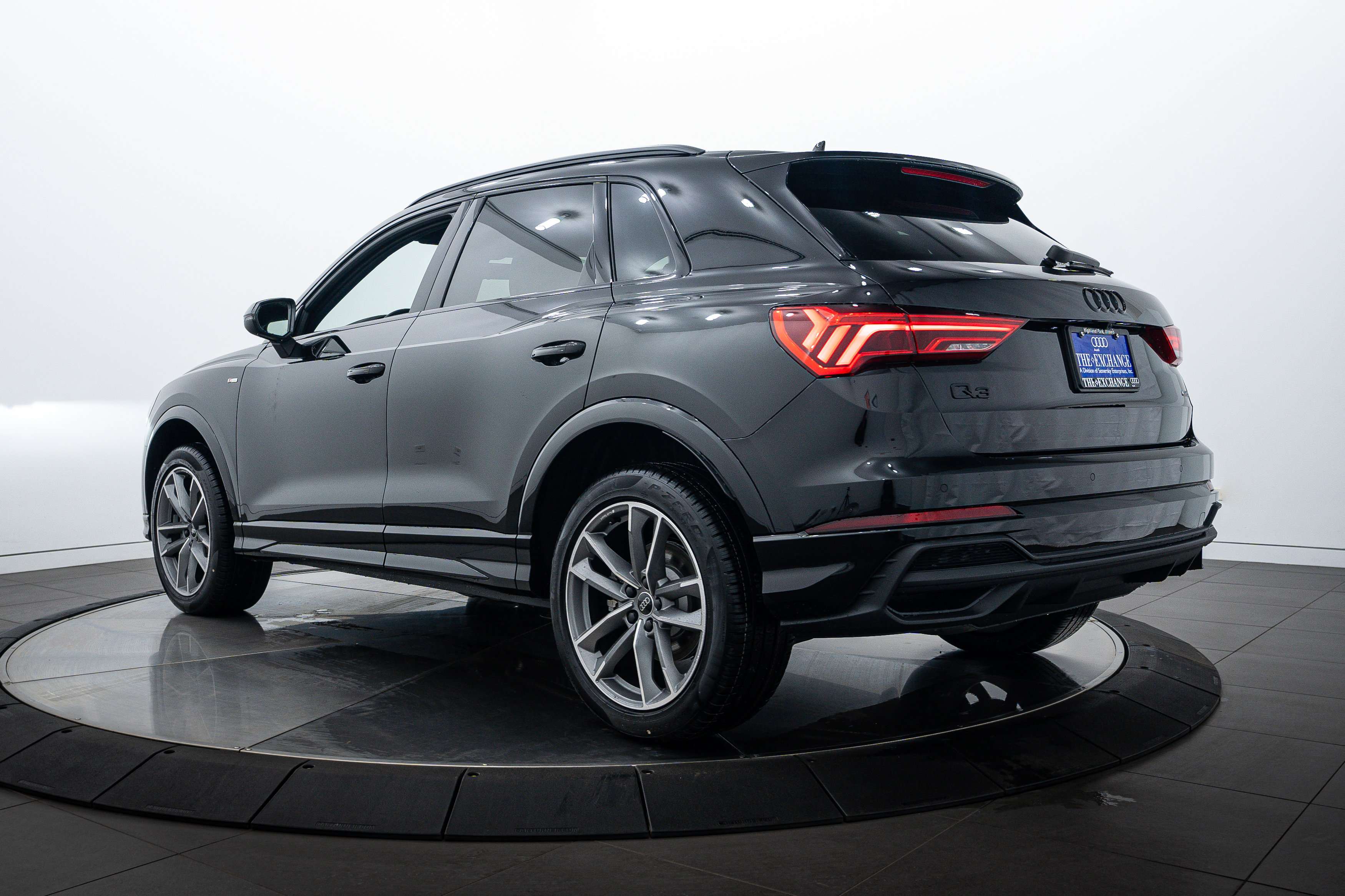 2025 Audi Q3 S line Premium photo 3