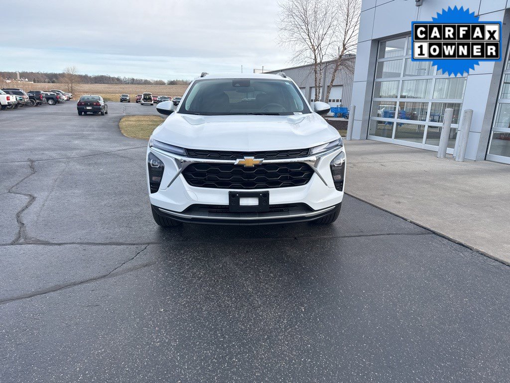 2024 Chevrolet Trax LT photo 2