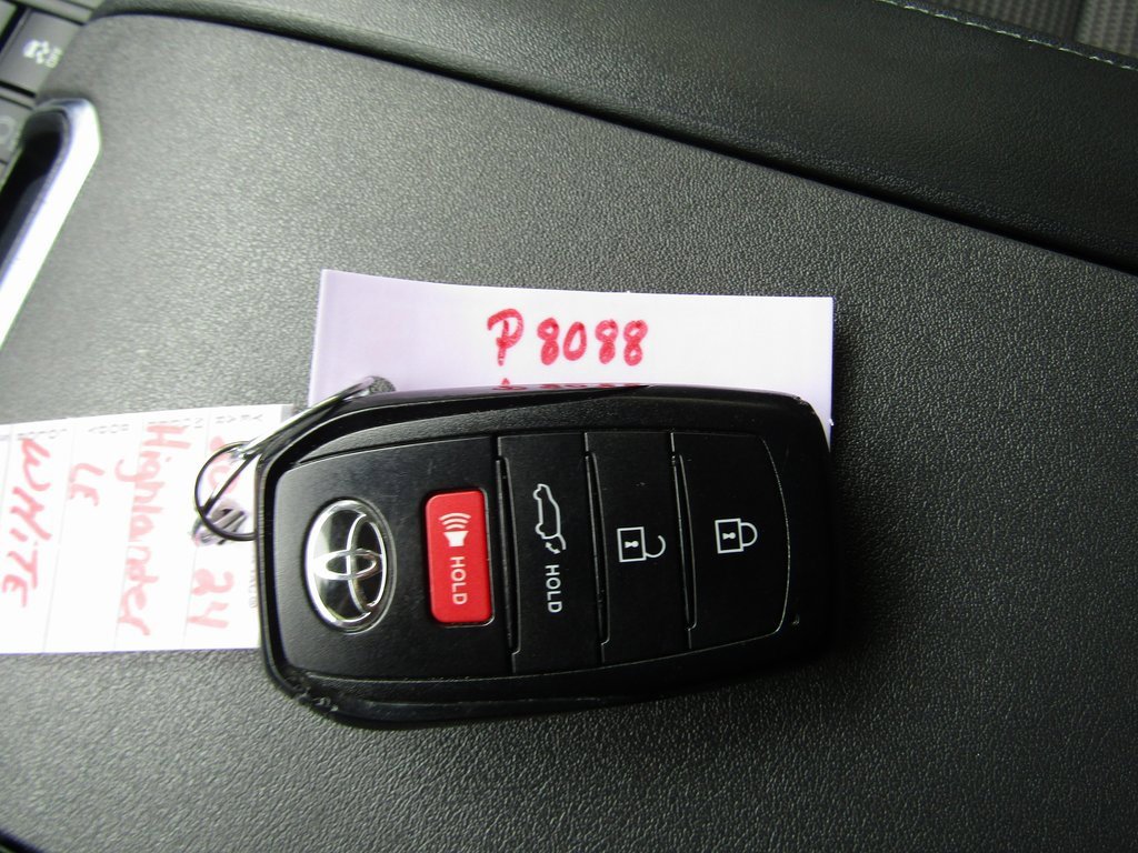 2024 Toyota Highlander LE photo 30
