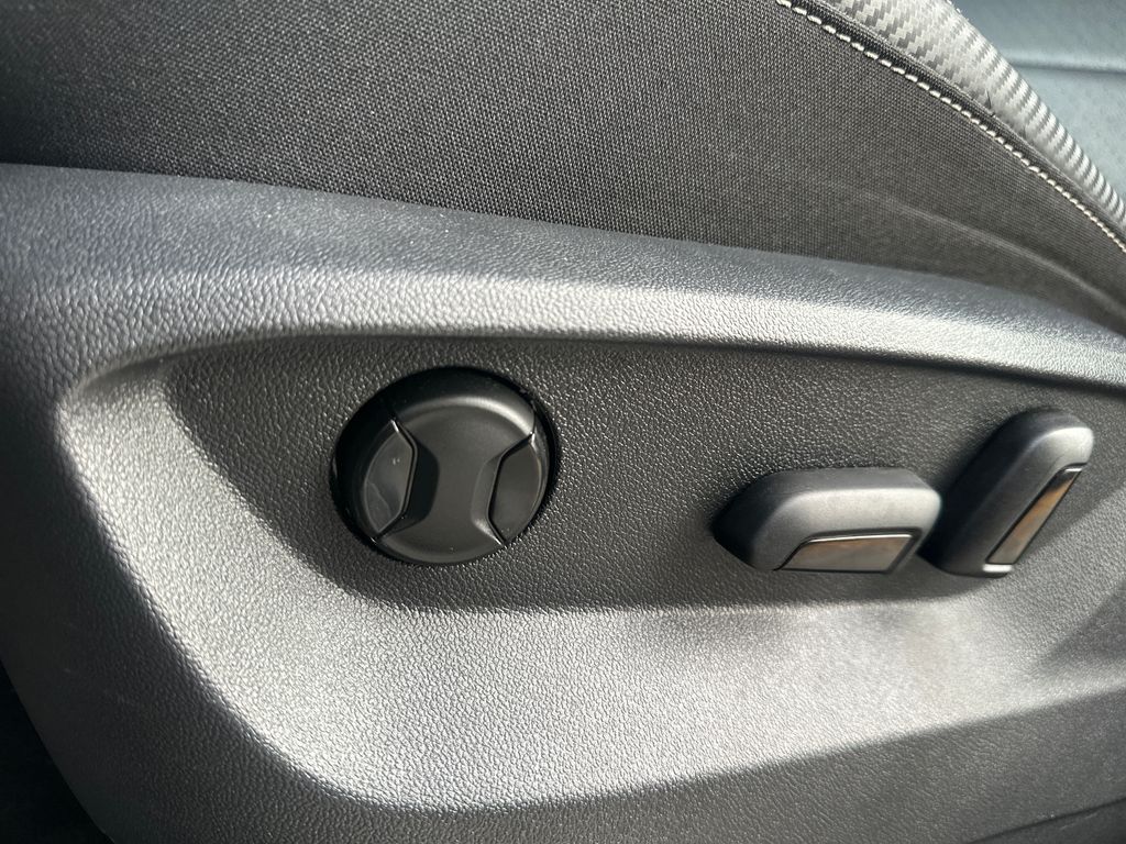 2022 Volkswagen Atlas Cross Sport V6 SE Technology photo 4