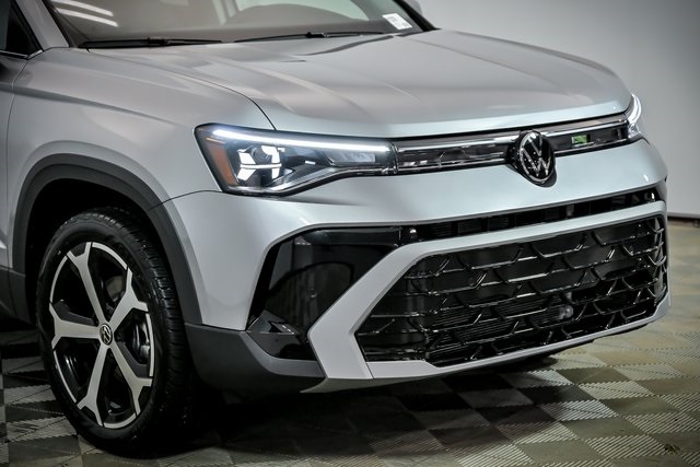 2025 Volkswagen Taos SEL photo 3