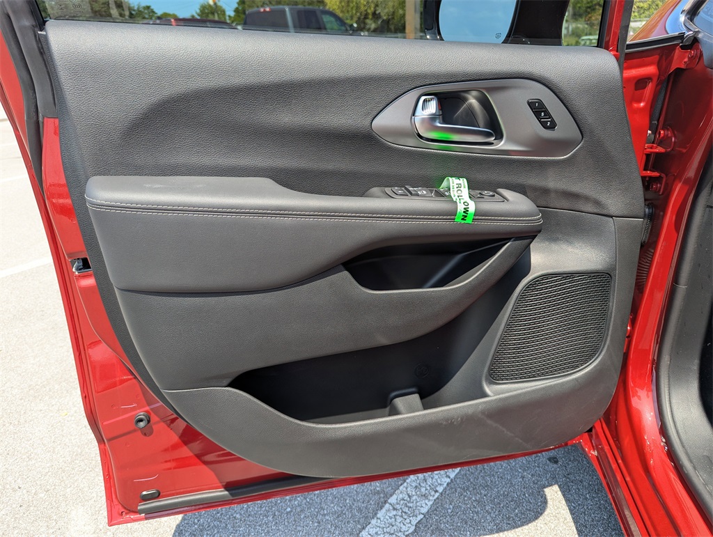 2026 Chrysler Pacifica photo 16