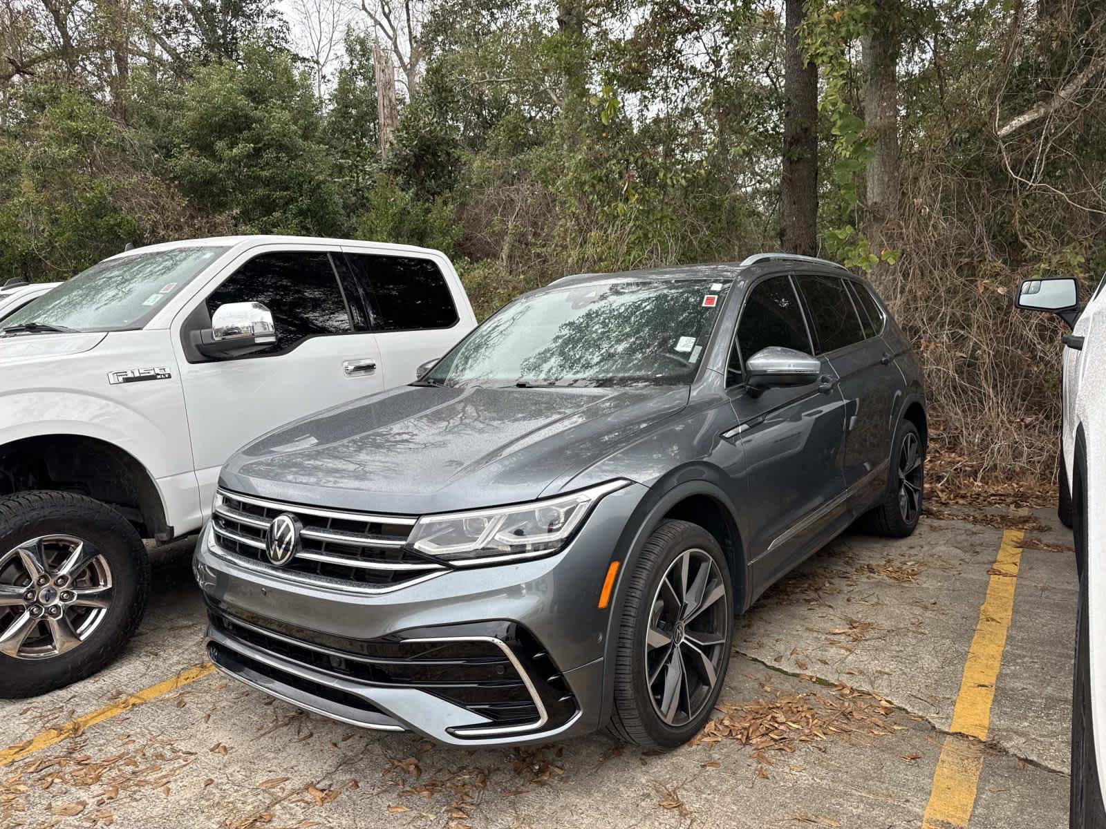 2023 Volkswagen Tiguan SEL R-LINE's photo