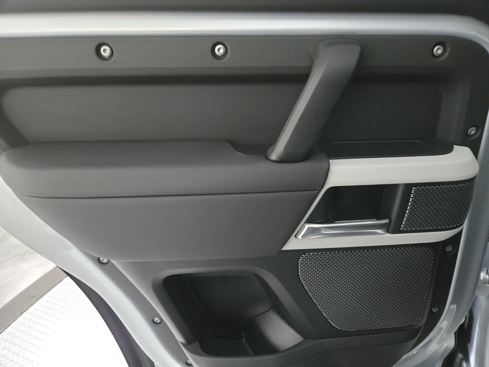 2024 Land Rover Defender 110 S photo 17