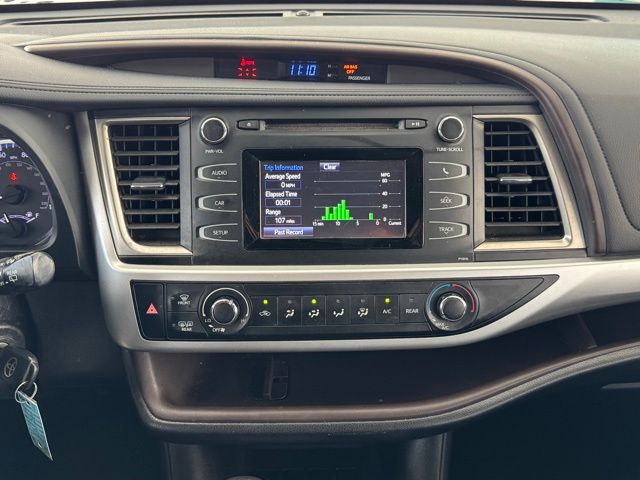 2019 Toyota Highlander LE photo 26