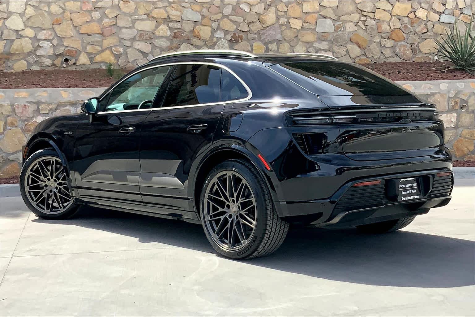 2025 Porsche Macan Electric Turbo photo 3