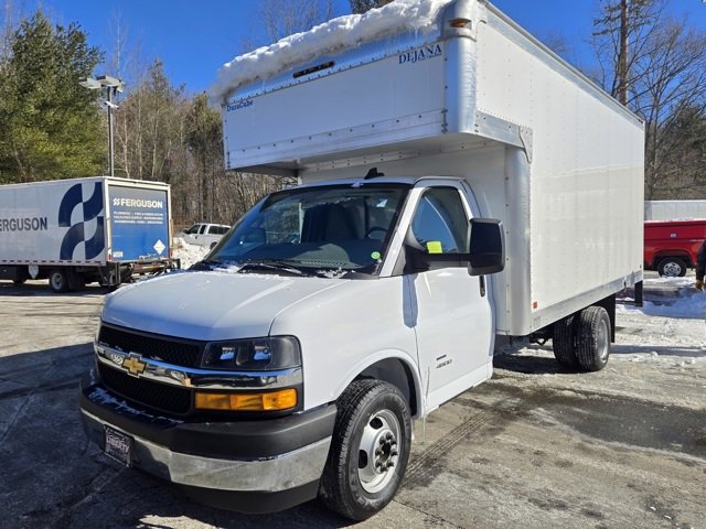 2024 Chevrolet Express Cutaway photo 2