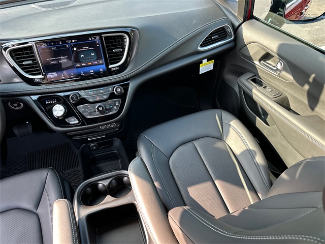 2025 Chrysler Pacifica photo 16