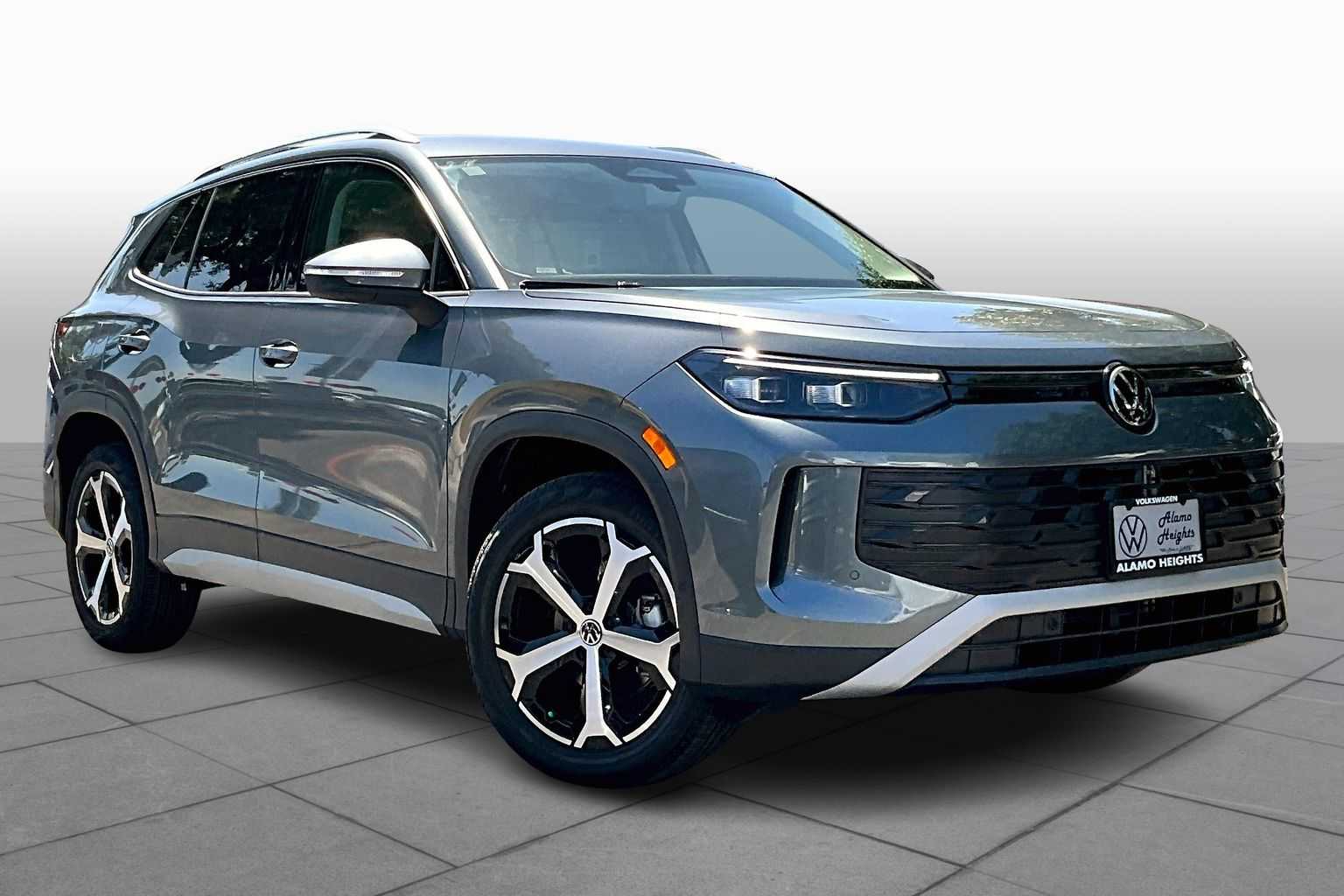 2025 Volkswagen Tiguan SE photo 2