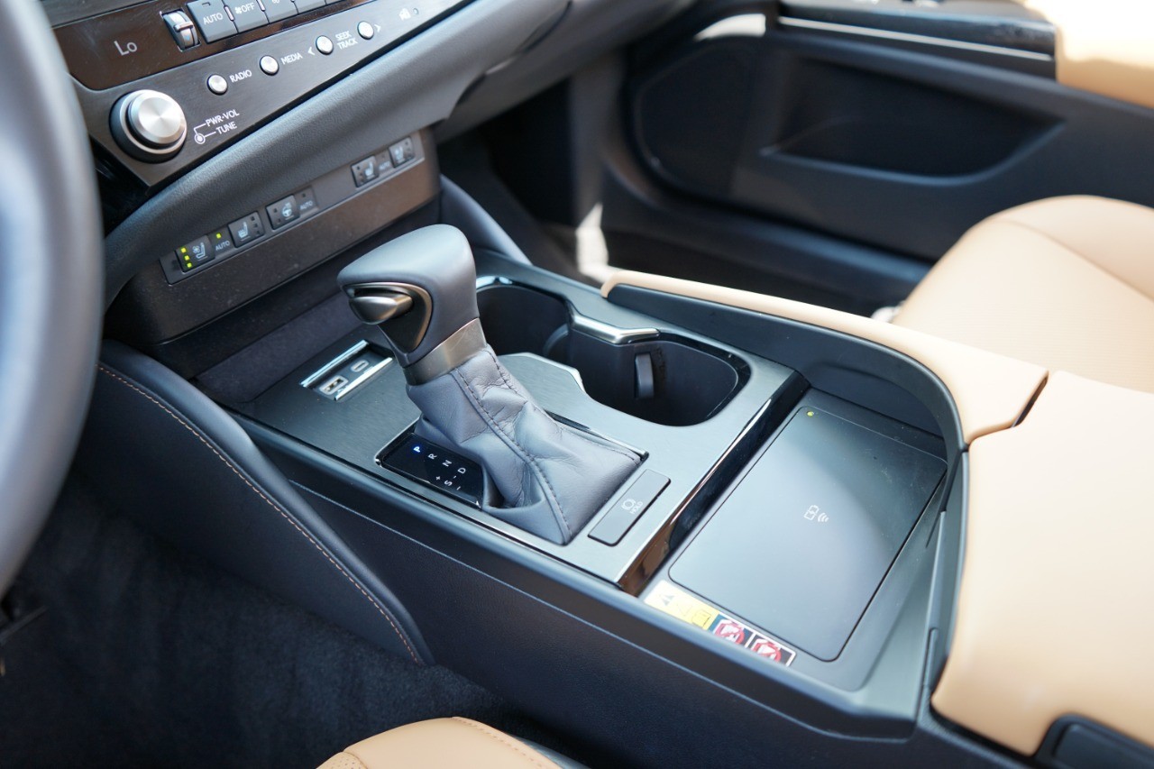 2025 Lexus ES 350 photo 19