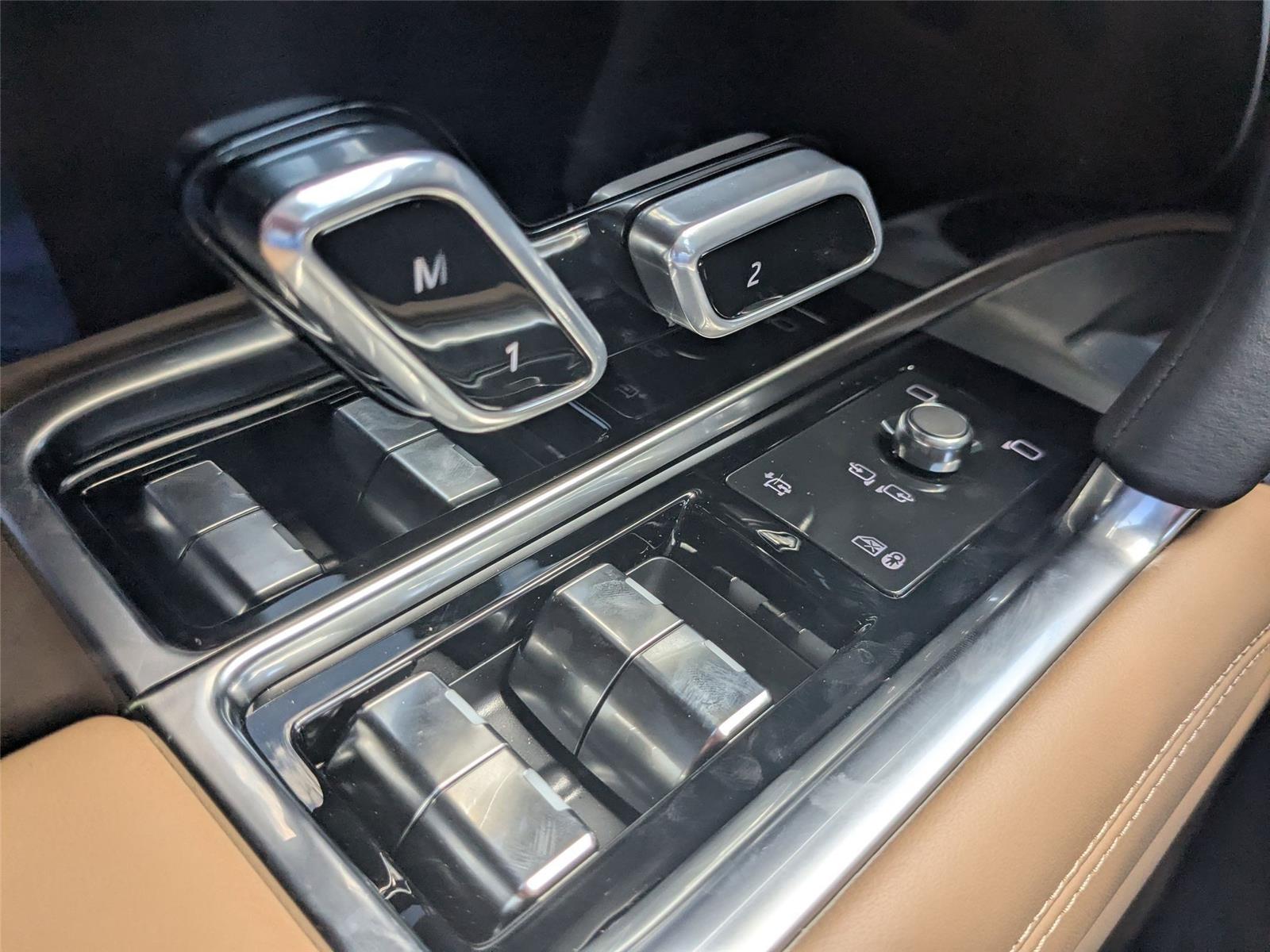 2025 Land Rover Range Rover SE photo 10