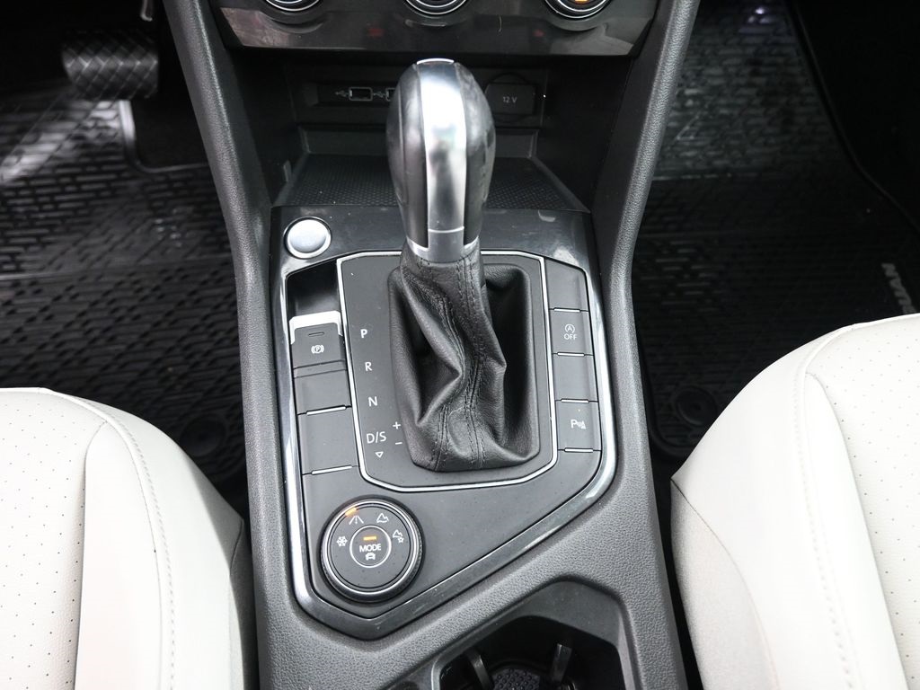 2019 Volkswagen Tiguan SEL photo 4