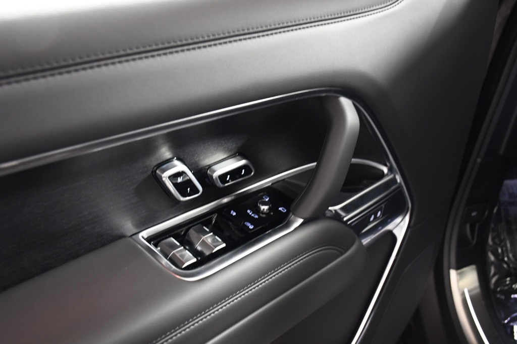 2025 Land Rover Range Rover SE photo 14