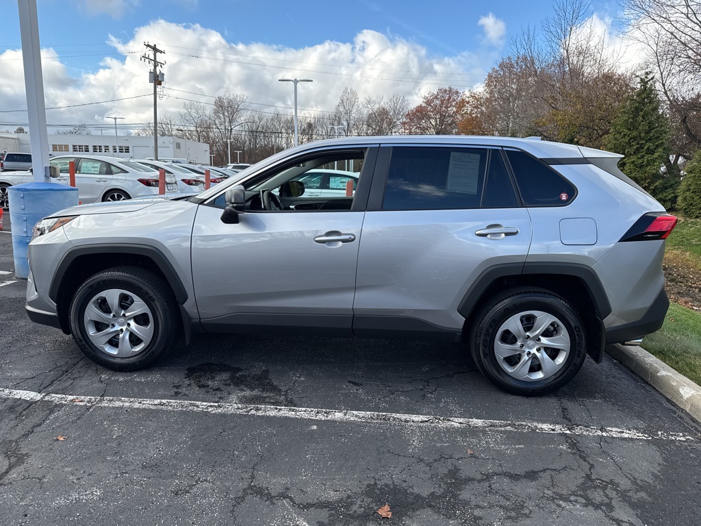 2023 Toyota RAV4 LE photo 3