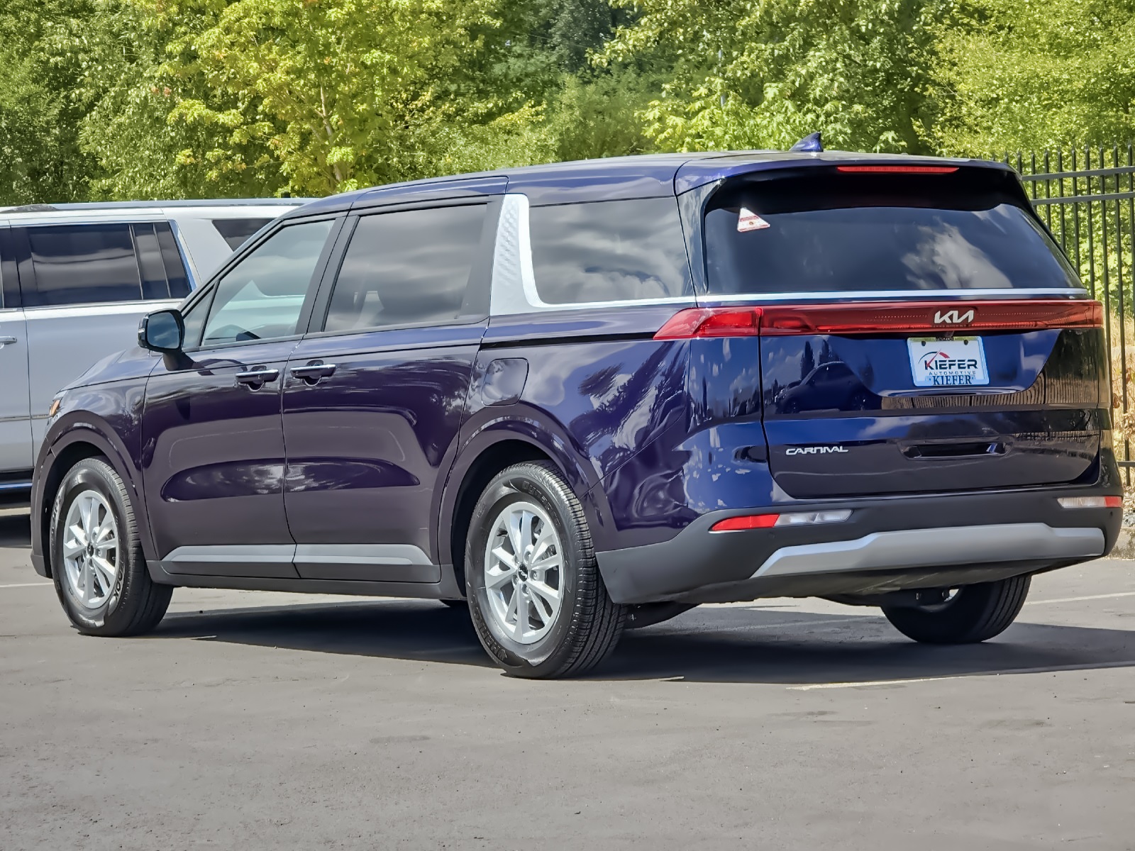 2024 Kia Carnival LX photo 3