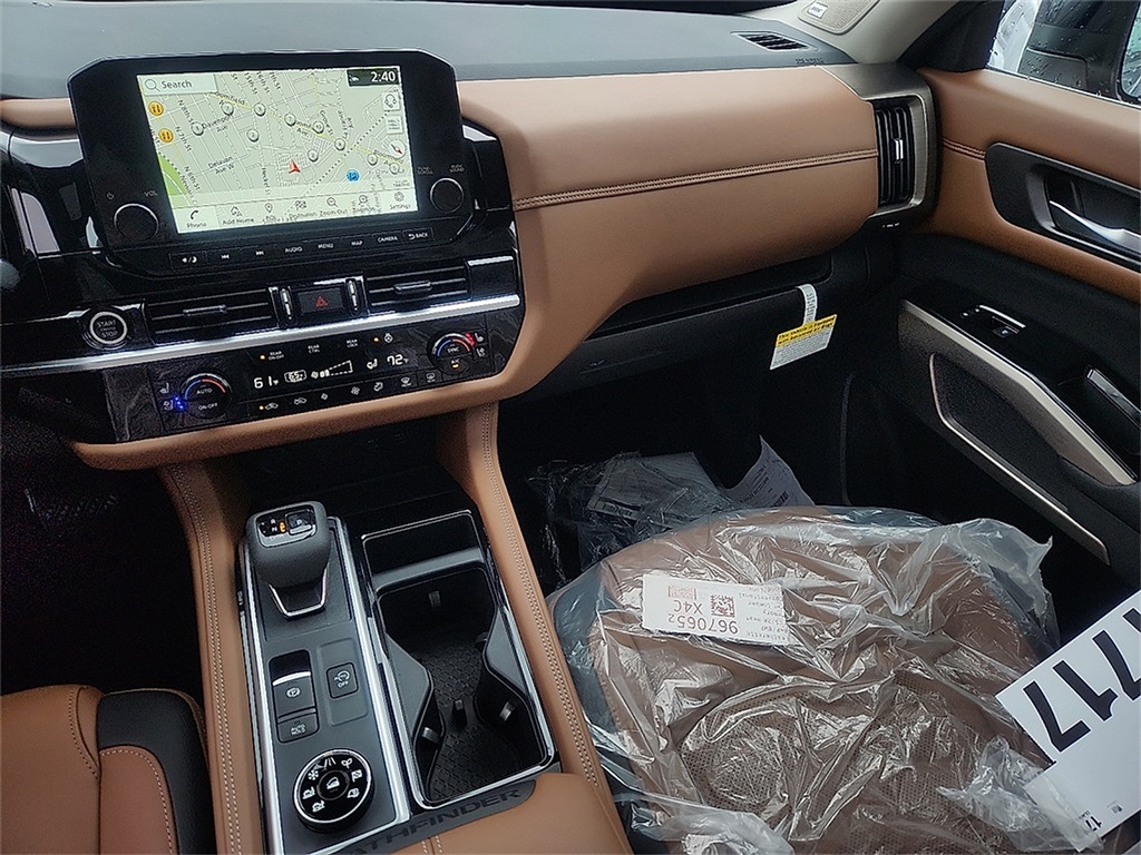 2025 Nissan Pathfinder Platinum photo 9