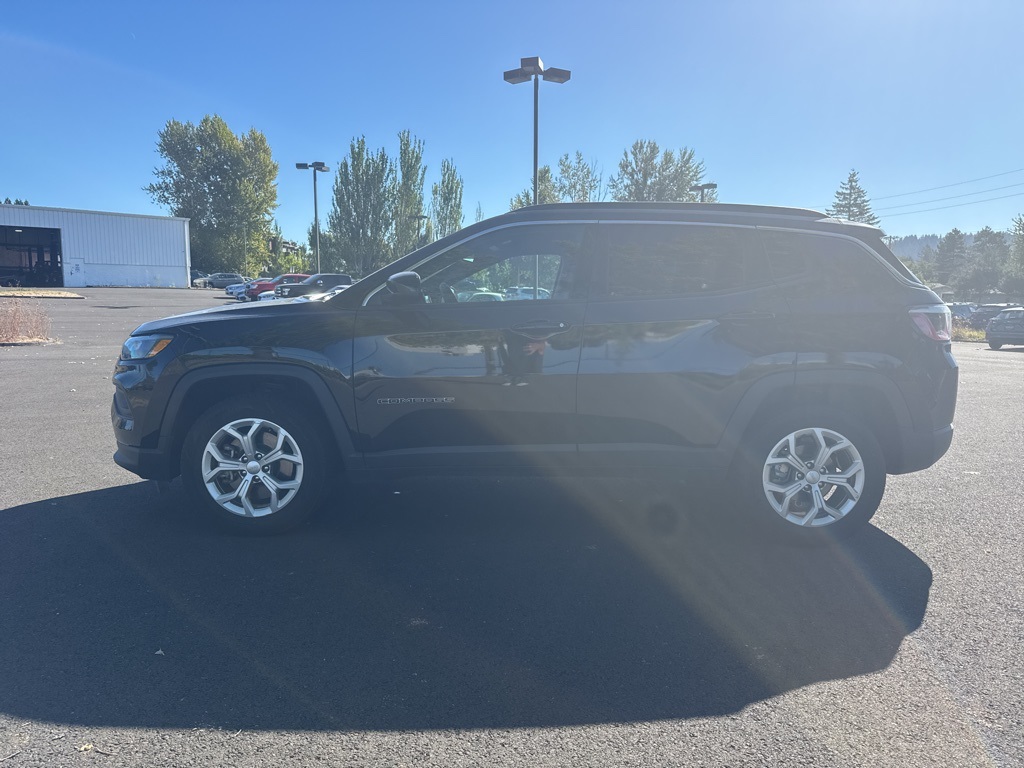 2024 Jeep Compass Latitude photo 3