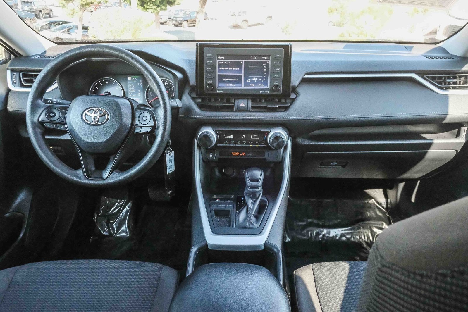 2022 Toyota RAV4 LE photo 13