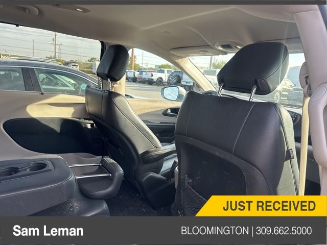 2017 Chrysler Pacifica Touring L photo 4