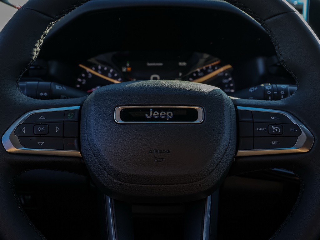 New 2026 Diamond Black Crystal Pearl-Coat Exterior Paint Jeep Latitude image 23