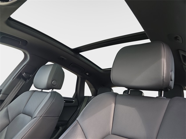 2022 Porsche Macan Base photo 28