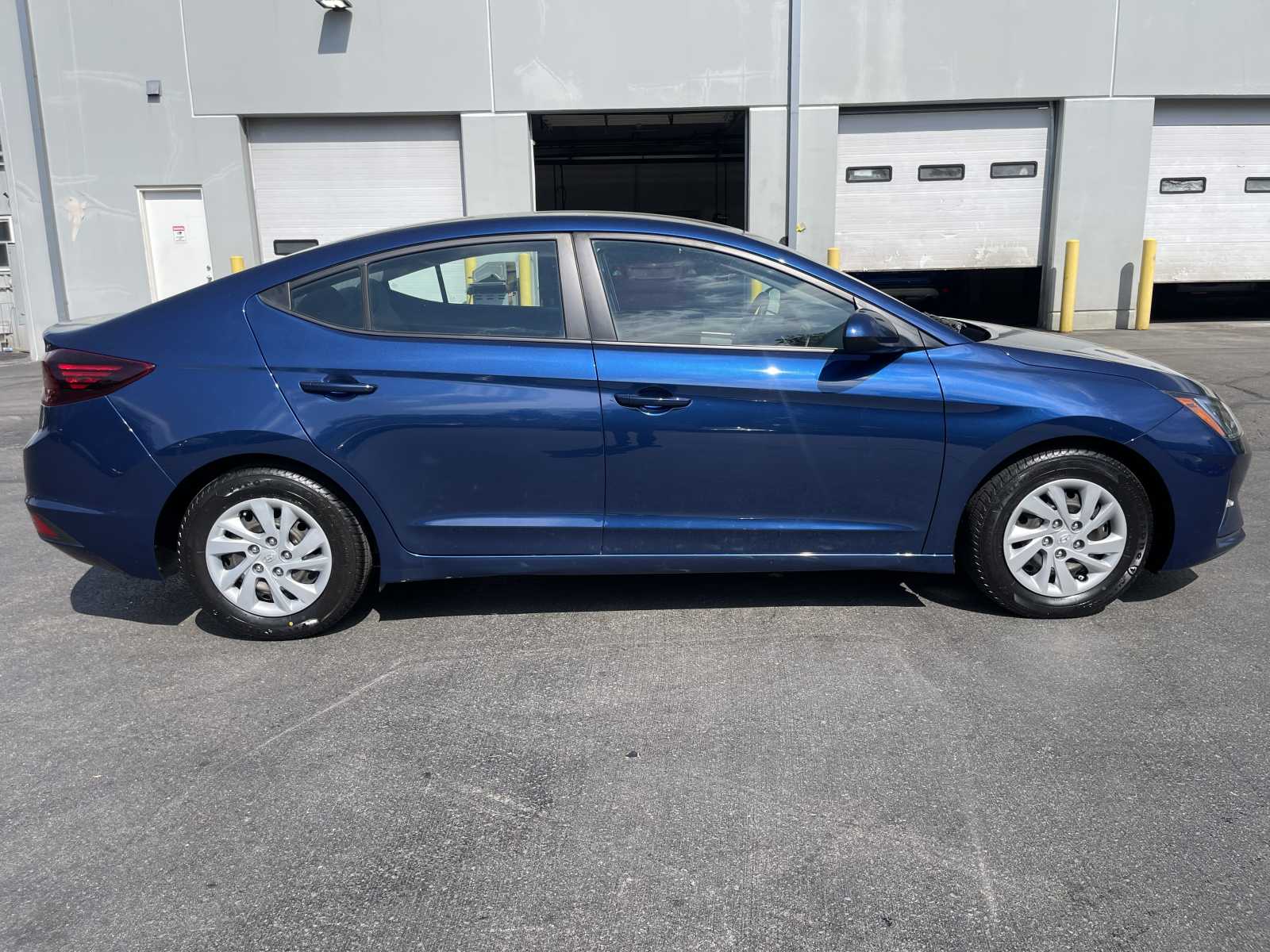Used 2020 Lakeside Blue Hyundai SE image 2
