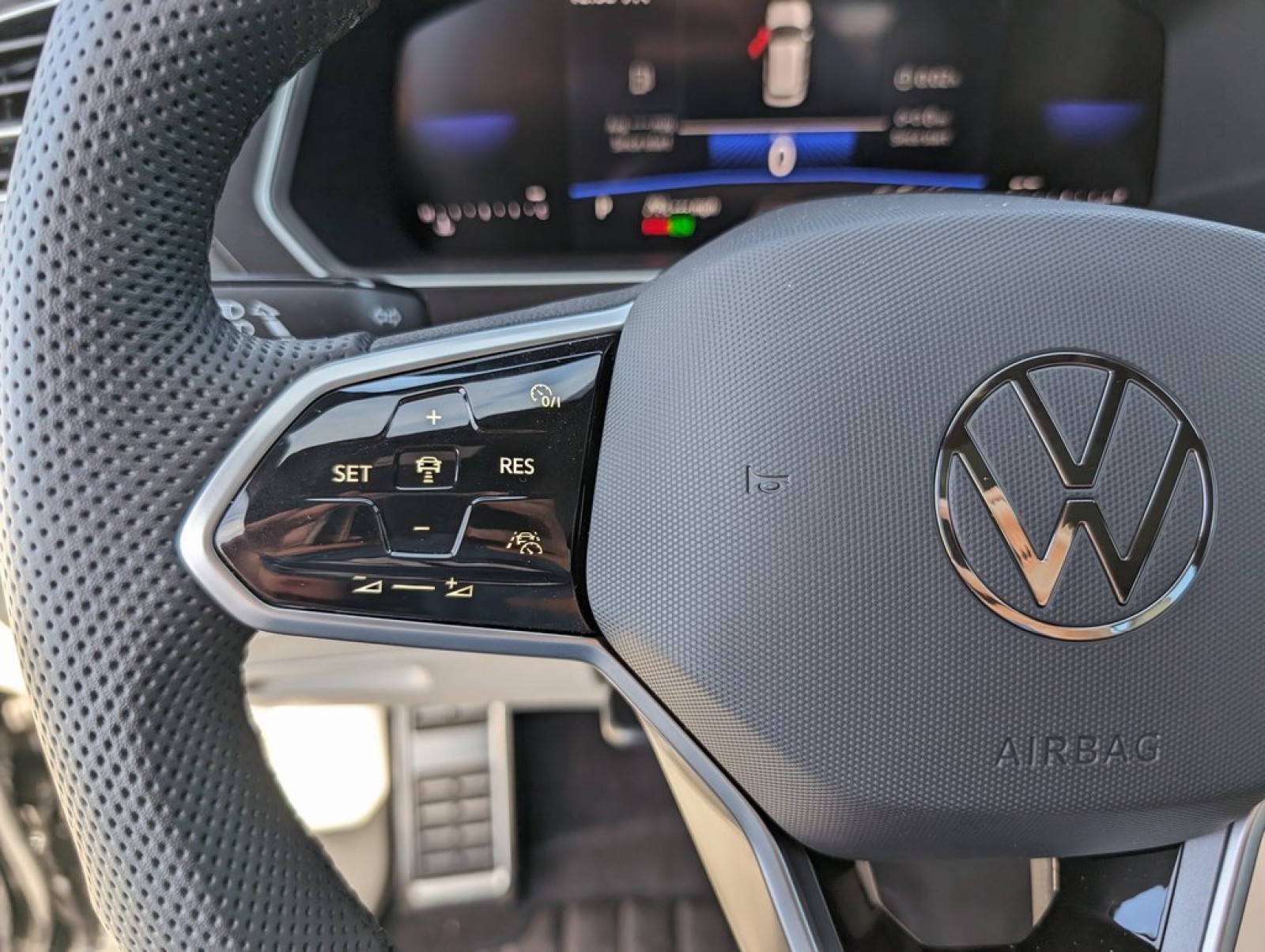 New 2024 Deep Black Pearl Effect Volkswagen 2.0T SE R-Line Black image 16