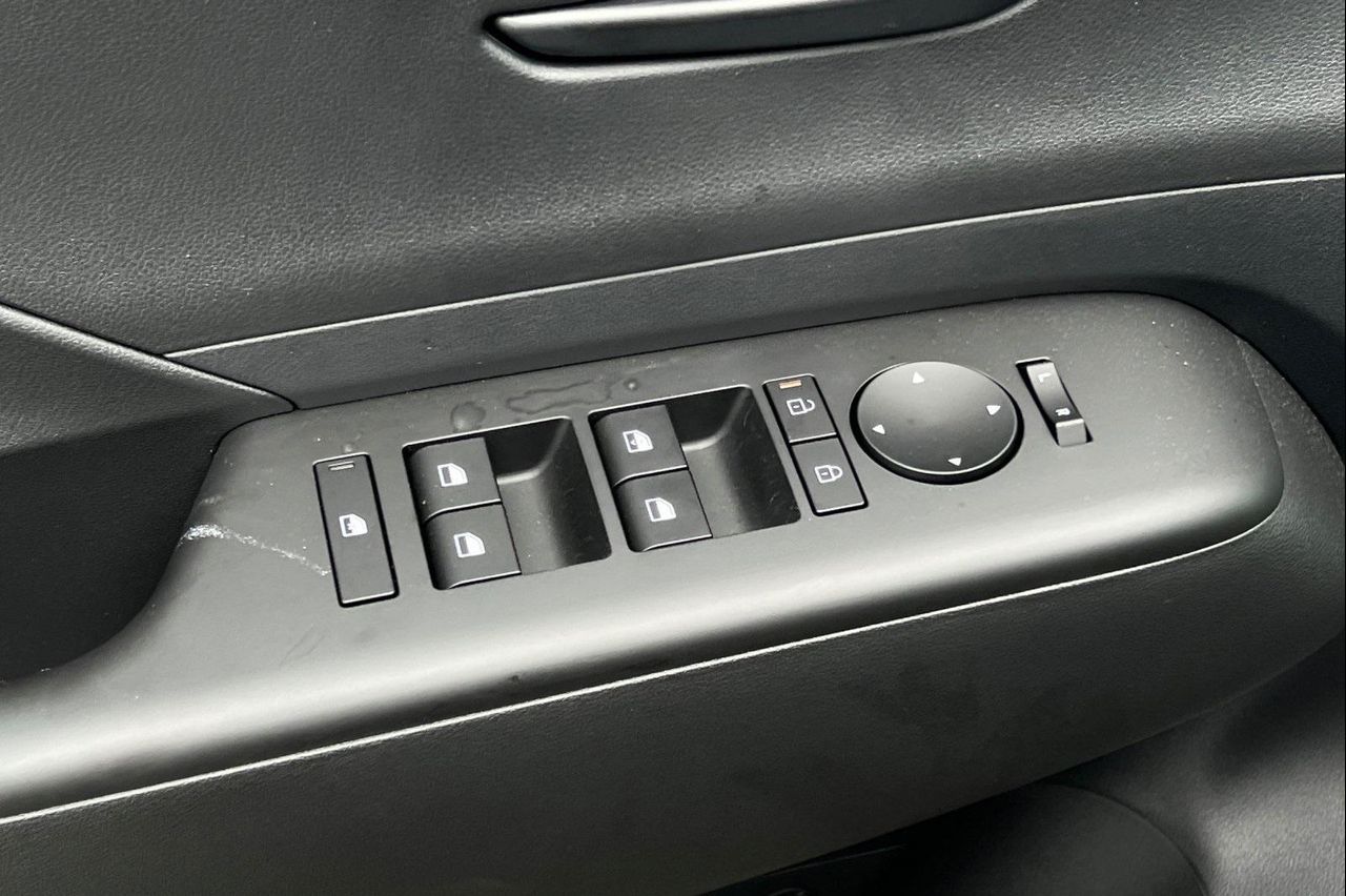 2025 Hyundai Kona SEL photo 12