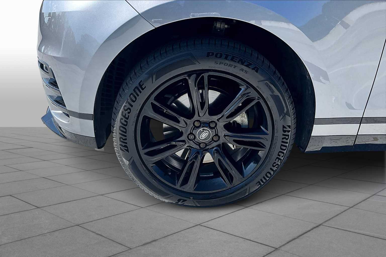 2022 Land Rover Range Rover Velar R-Dynamic S photo 9