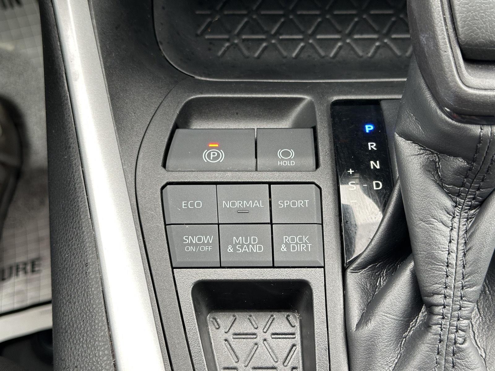 2022 Toyota RAV4 LE photo 24
