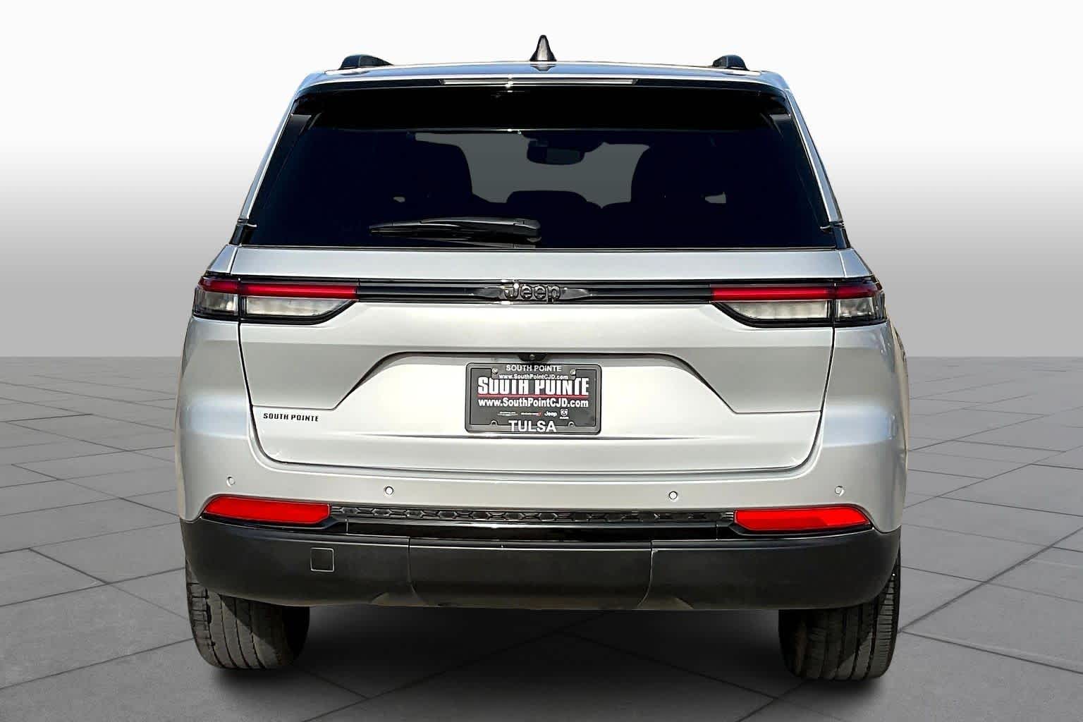 2023 Jeep Grand Cherokee Laredo Altitude photo 4