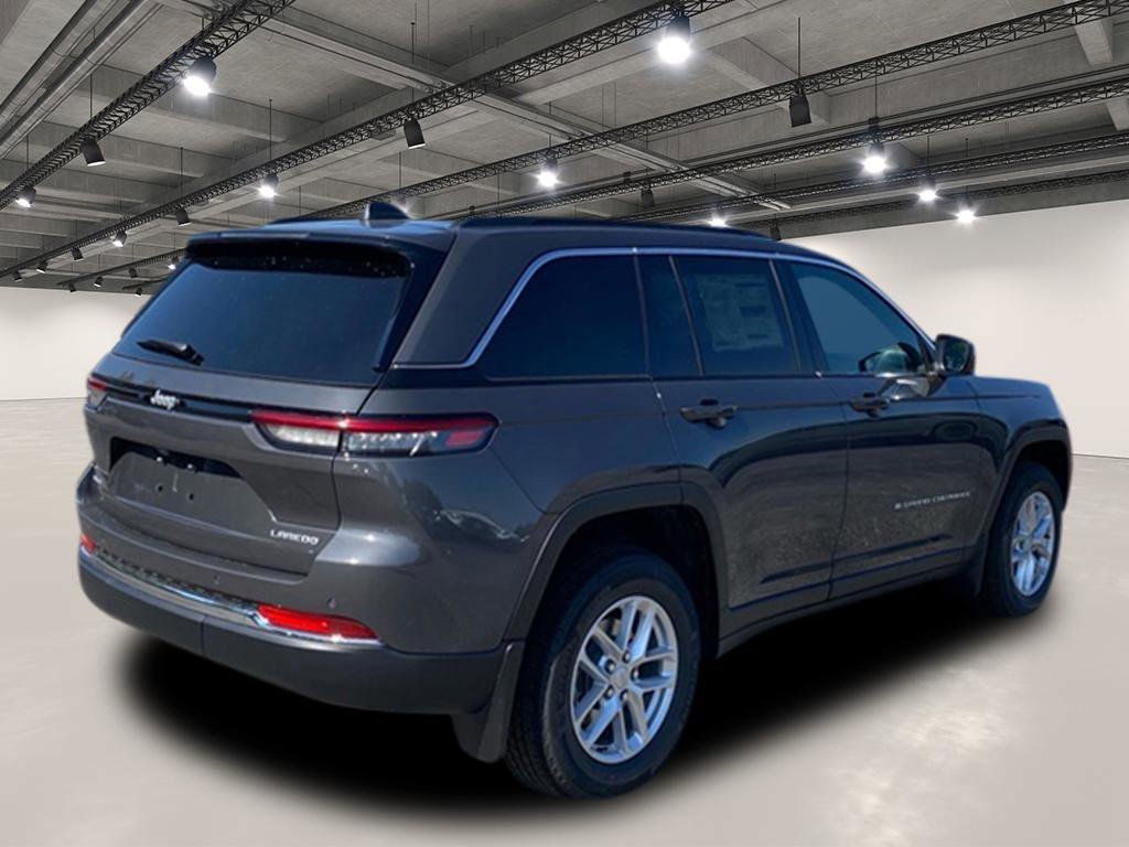 2025 Jeep Grand Cherokee Laredo Altitude photo 3