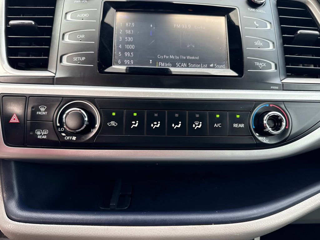 2017 Toyota Highlander LE photo 26