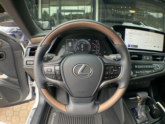 2025 Lexus ES 300h Ultra Luxury photo 14