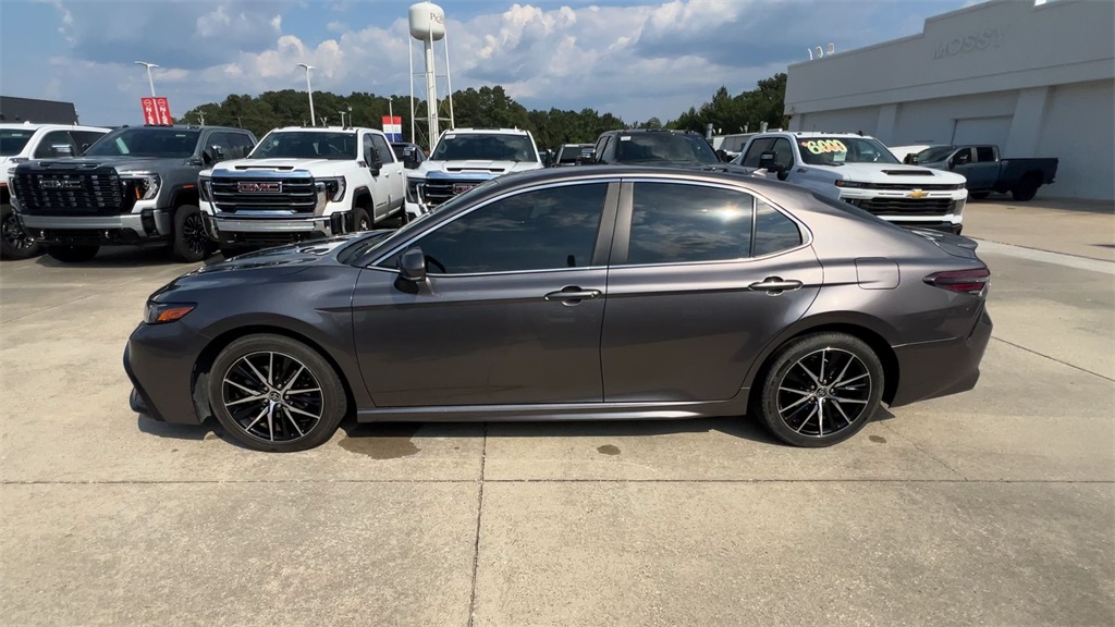 2022 Toyota Camry SE photo 4