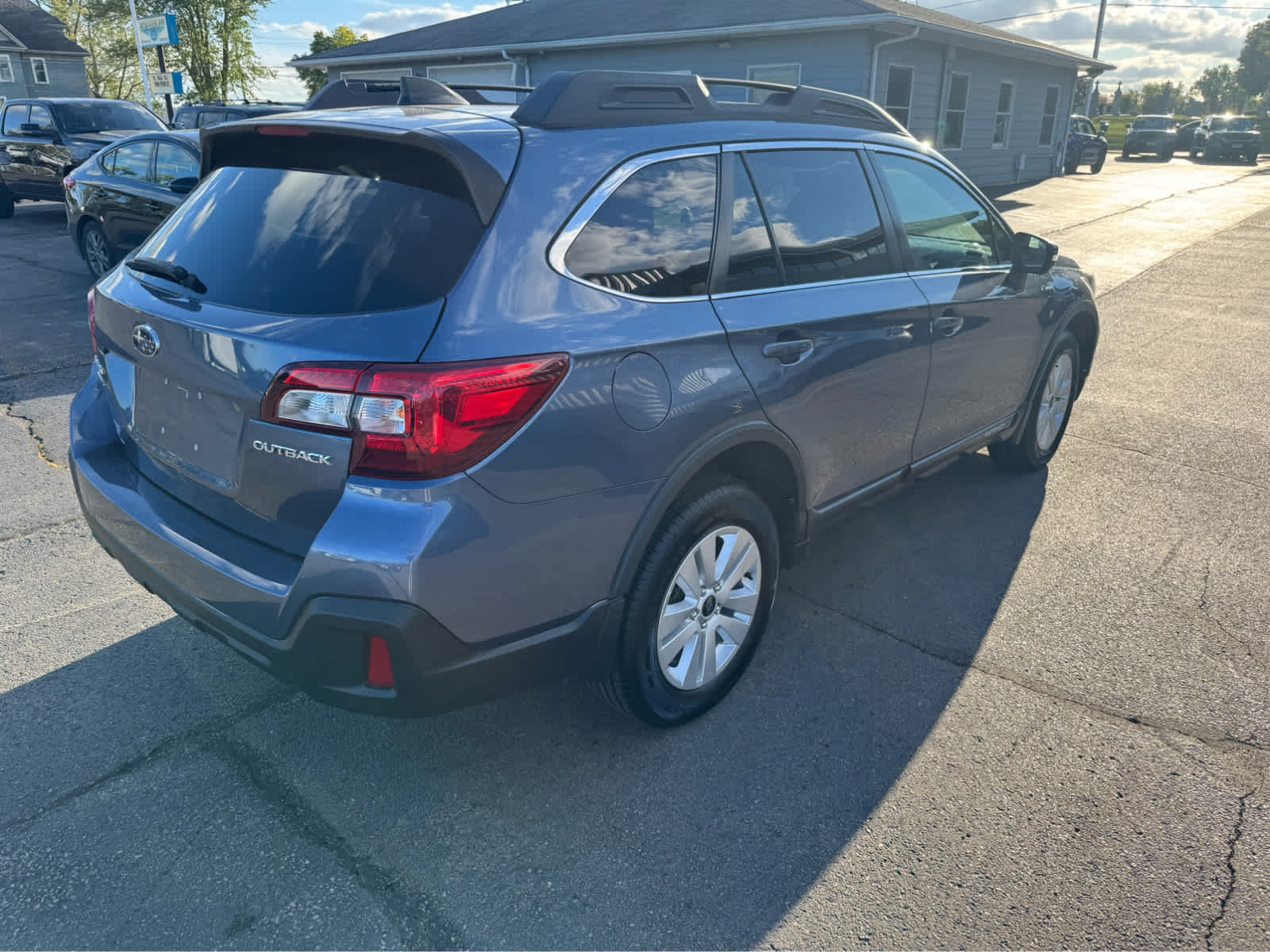 2018 Subaru Outback Premium photo 3