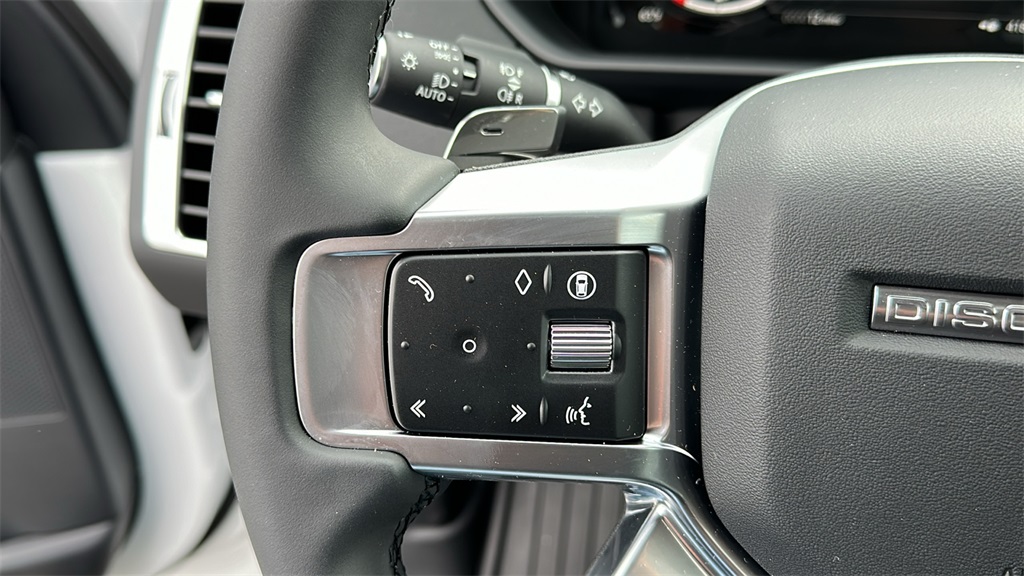 2025 Land Rover Discovery S photo 12
