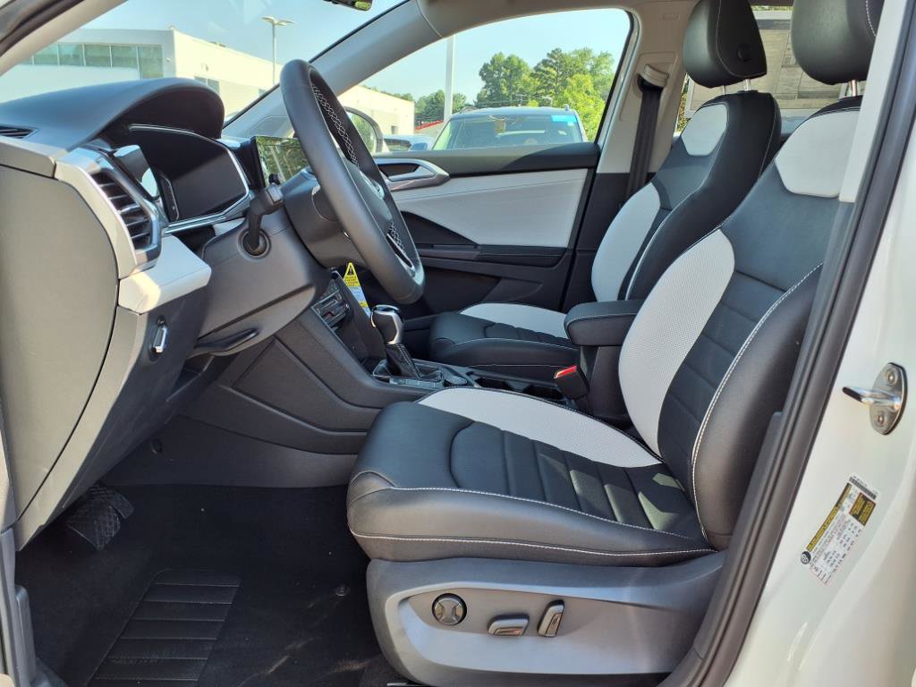 2025 Volkswagen Taos SEL photo 3