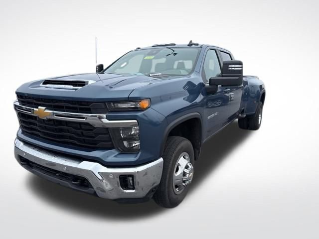 2025 Chevrolet Silverado 3500HD LT's photo