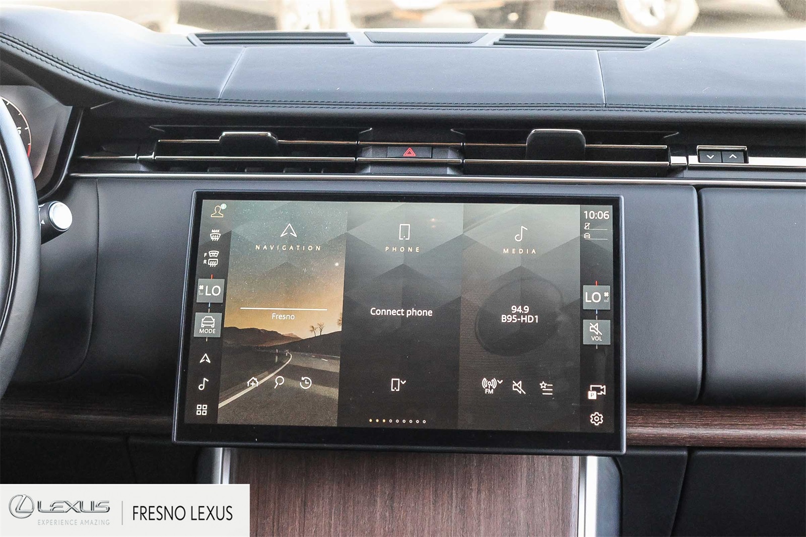 2024 Land Rover Range Rover SE photo 16